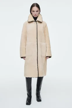 ABRIGO DE PIEL DE OVEJA RIBETEADO EN PIEL*COS Outlet
