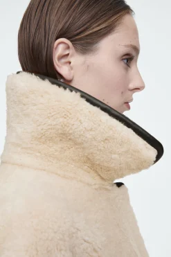 ABRIGO DE PIEL DE OVEJA RIBETEADO EN PIEL*COS Outlet