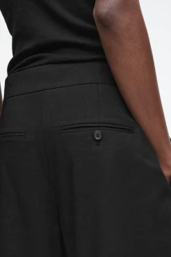 BERMUDAS DE LINO CON PINZAS*COS Hot