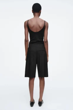 BERMUDAS DE LINO CON PINZAS*COS Hot