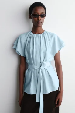 BLUSA CON CAPAS Y CINTURÓN DE LAZADA*COS New