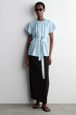 BLUSA CON CAPAS Y CINTURÓN DE LAZADA*COS New