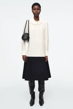 BLUSA CON CUELLO DE EMBUDO Y CORDÓN DE AJUSTE*COS Best