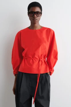 BLUSA CON VOLANTE Y DETALLE DE CORDÓN*COS Fashion