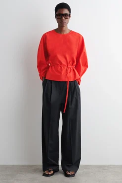 BLUSA CON VOLANTE Y DETALLE DE CORDÓN*COS Fashion