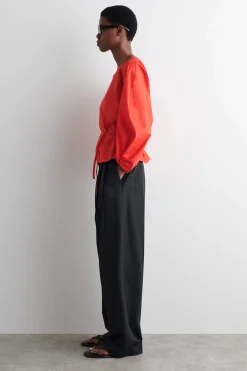 BLUSA CON VOLANTE Y DETALLE DE CORDÓN*COS Fashion