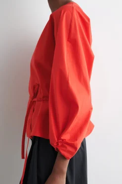 BLUSA CON VOLANTE Y DETALLE DE CORDÓN*COS Fashion