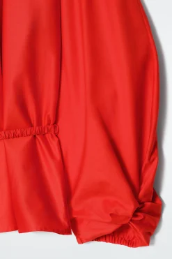 BLUSA CON VOLANTE Y DETALLE DE CORDÓN*COS Fashion
