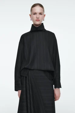 BLUSA DE RAYA DIPLOMÁTICA CON CUELLO DE EMBUDO*COS Hot