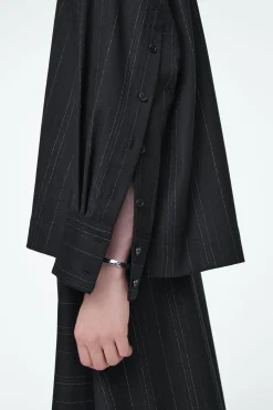BLUSA DE RAYA DIPLOMÁTICA CON CUELLO DE EMBUDO*COS Hot