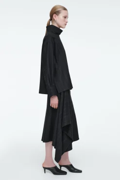 BLUSA DE RAYA DIPLOMÁTICA CON CUELLO DE EMBUDO*COS Hot
