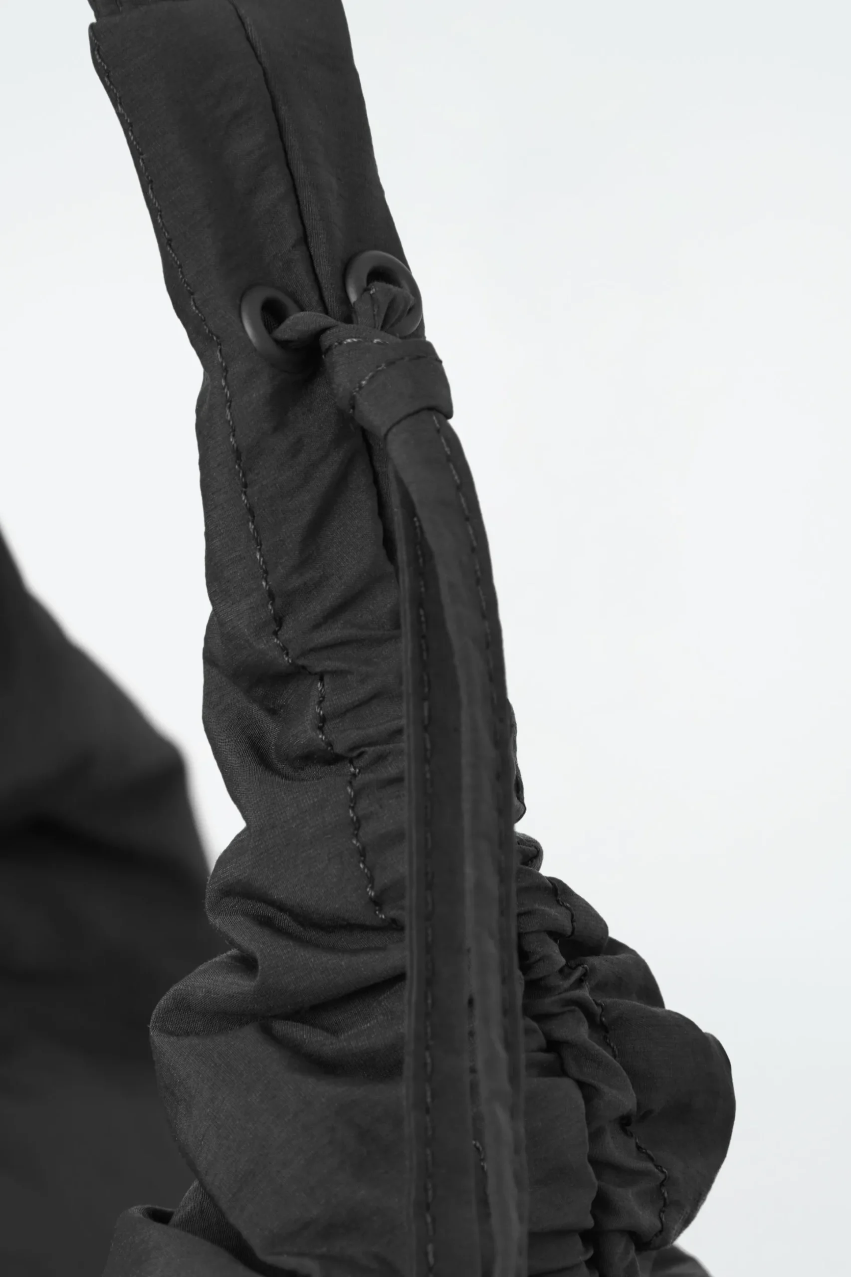 BOLSO BANDOLERA CANOPY OVERSIZE - NAILON*COS Online
