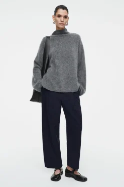 CHINOS PLISADOS CON PERNERA DE BARRIL*COS Fashion