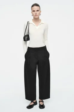 CHINOS PLISADOS CON PERNERA DE BARRIL*COS Fashion