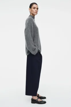 CHINOS PLISADOS CON PERNERA DE BARRIL*COS Fashion