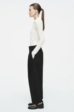 CHINOS PLISADOS CON PERNERA DE BARRIL*COS Fashion