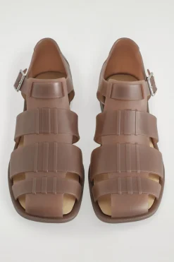 SANDALIAS CANGREJERAS DE GOMA*COS Online