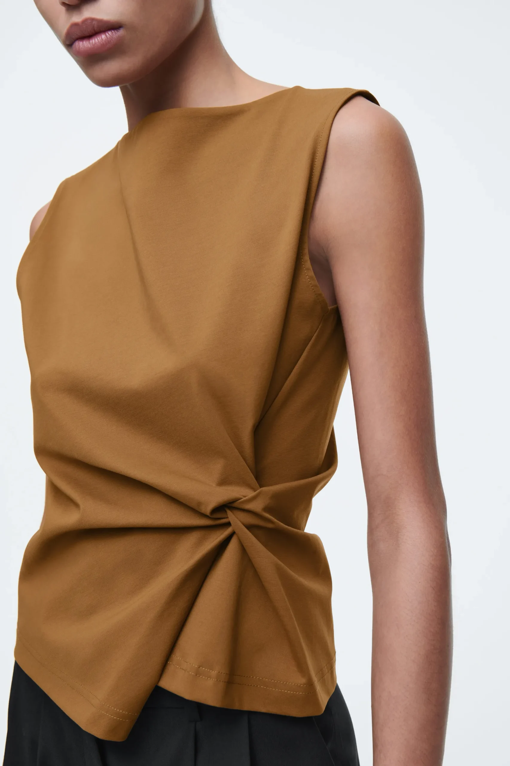 TOP CON DETALLE DE NUDO*COS Outlet