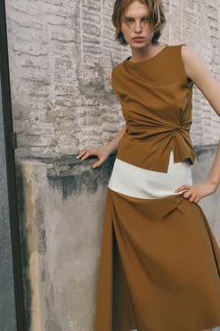 TOP CON DETALLE DE NUDO*COS Outlet