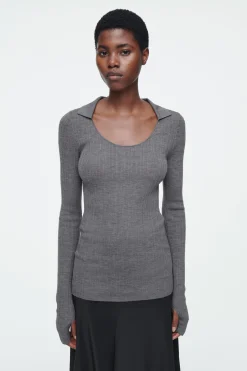 TOP DE LANA MERINO CON CUELLO ABIERTO*COS Hot