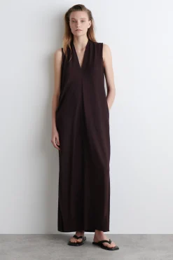VESTIDO LARGO DRAPEADO CON CUELLO DE PICO*COS Fashion