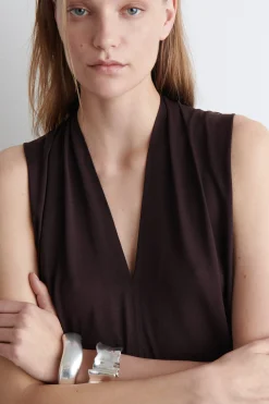 VESTIDO LARGO DRAPEADO CON CUELLO DE PICO*COS Fashion