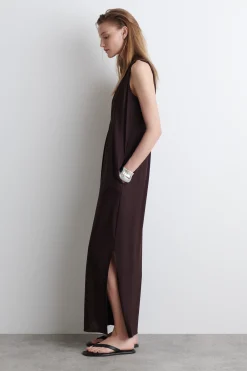 VESTIDO LARGO DRAPEADO CON CUELLO DE PICO*COS Fashion