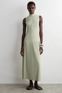 VESTIDO LARGO PLISADO DE CUELLO ALTO*COS New