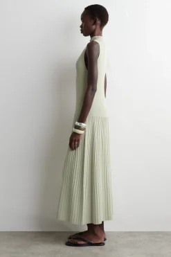 VESTIDO LARGO PLISADO DE CUELLO ALTO*COS New